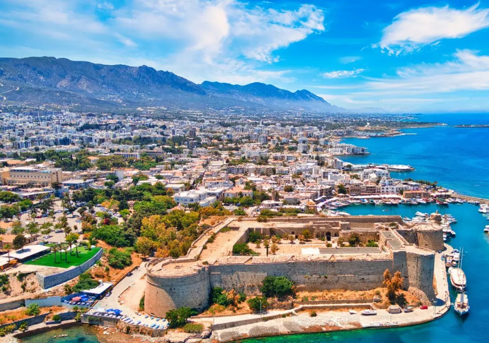Girne'de Araç Kiralamanın Avantajları