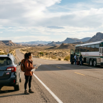 Amerika’da road trip yapan gezginlerin otoyolda kiralık araç ve otobüs seçeneklerini değerlendirmesi