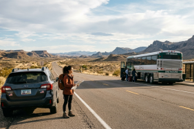 Amerika’da road trip yapan gezginlerin otoyolda kiralık araç ve otobüs seçeneklerini değerlendirmesi