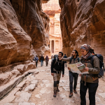Petra gezisi sırasında Siq geçidinden Hazine yapısına uzanan kaya manzarası