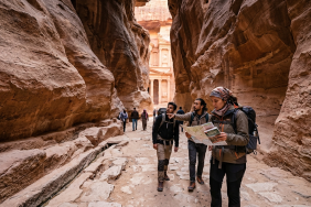 Petra gezisi sırasında Siq geçidinden Hazine yapısına uzanan kaya manzarası