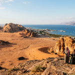 Wadi Rum Akabe rotasında kızıl çöl vadileri ve Kızıldeniz kıyısı