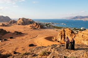 Wadi Rum Akabe rotasında kızıl çöl vadileri ve Kızıldeniz kıyısı