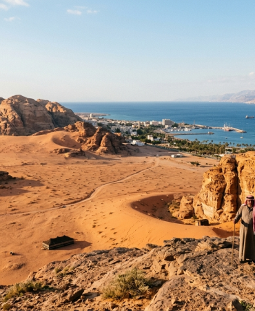 Wadi Rum Akabe rotasında kızıl çöl vadileri ve Kızıldeniz kıyısı